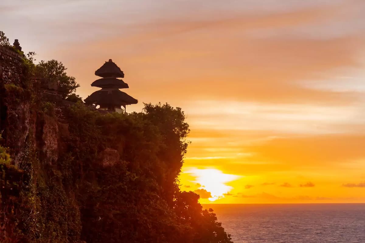 11 Spot Menikmati Sunset di Uluwatu yang Magis dan Romantis