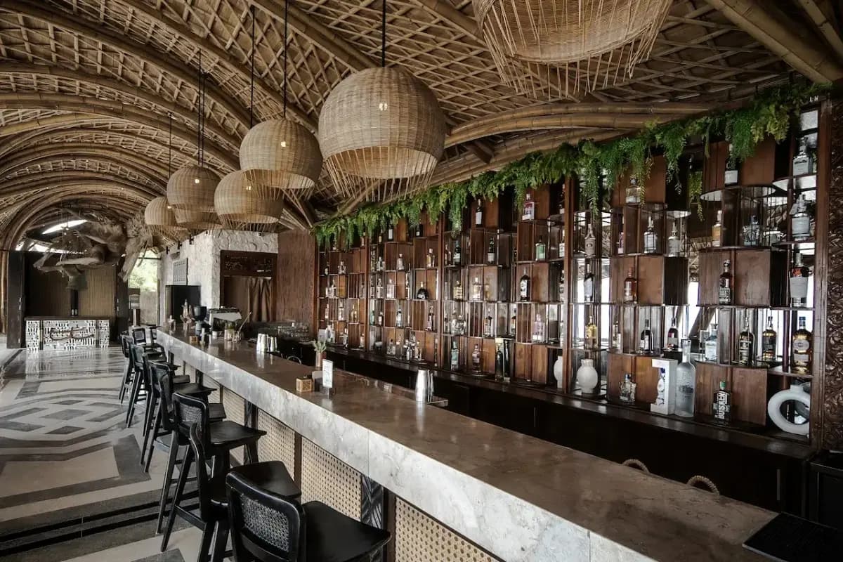 Rekomendasi Bar di Bali untuk Sunset, Cocktails, dan Nightlife Terbaik